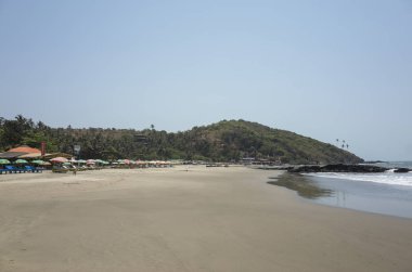 ahşap binalar ve şemsiyeli şezlonglu tatil bölgesigörünümü 