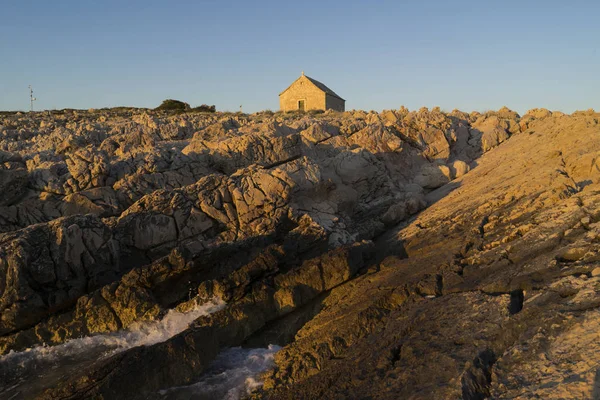 Vista Casa Apedreada Sobre Rocas Sobre Fondo Azul Del Cielo — Foto de Stock
