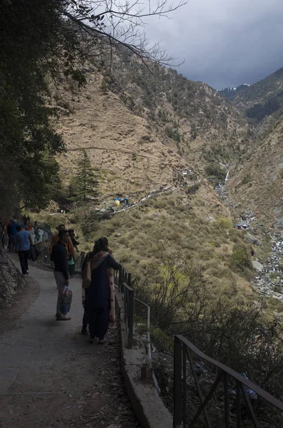 Gündüz Şelale Yakınında Turist Görünümü — Stok fotoğraf