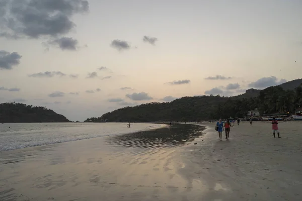 Vista Gente Caminando Por Playa Arena Durante Atardecer —  Fotos de Stock