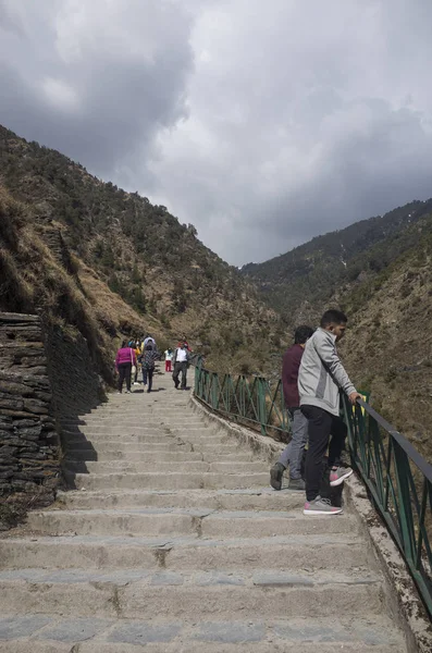 Dağlarda Seyahat Eden Turist Görünümü — Stok fotoğraf