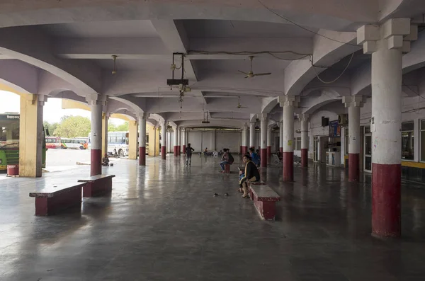 Vista Estação Ônibus Com Passageiros Índia — Fotografia de Stock