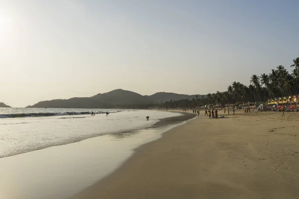 Vista Pessoas Caminhando Pela Praia Areia Durante Pôr Sol — Fotografia de Stock