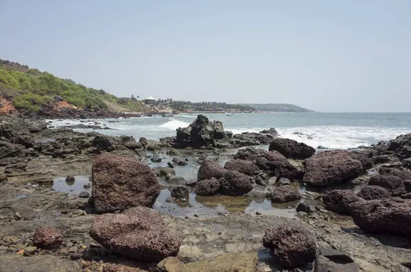 Mar Con Costa Rocosa Durante Día — Foto de Stock