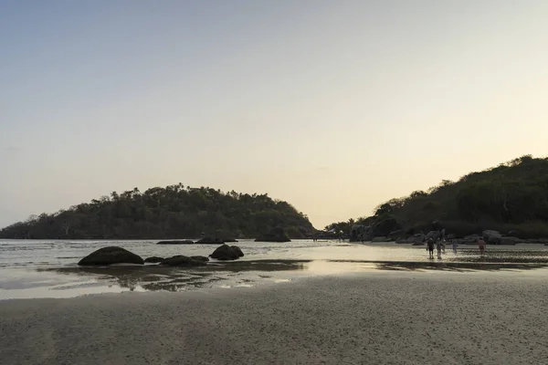 Kilátás Homokos Strandra Sziklákkal Napközben — Stock Fotó