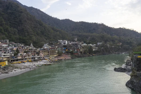 gündüz nehir kıyısında bulunan Hint şehrinin görünümü 