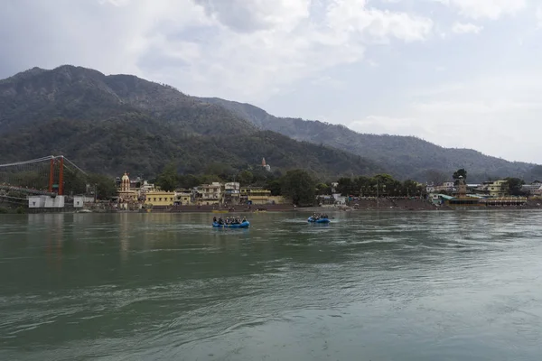 Uitzicht Rivier Stroomt Overdag Door Indische Stad — Stockfoto