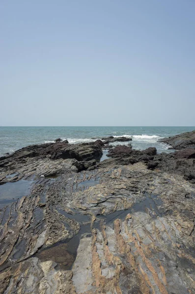 gündüz kayalık kıyı şeridi ile deniz