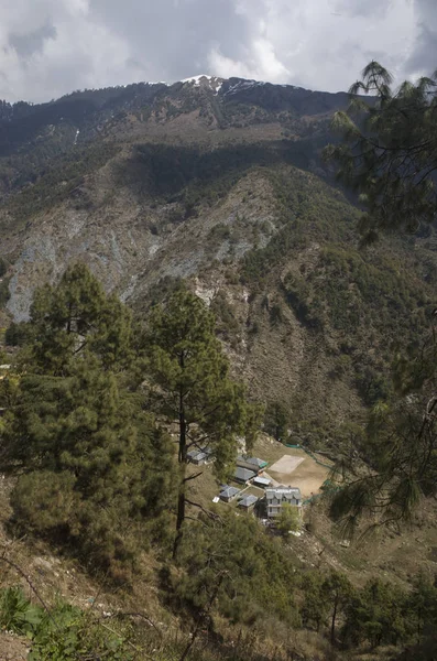 봉우리와 산에서 마을의 — 스톡 사진