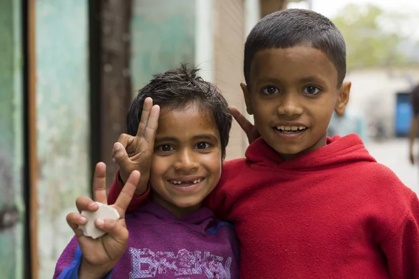 Θέα Των Ινδιάνων Παιδιά Που Παίζουν Εξωτερικούς Χώρους Royalty Free Φωτογραφίες Αρχείου