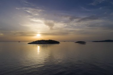 okyanusta adalar üzerinde dramatik gün batımı 
