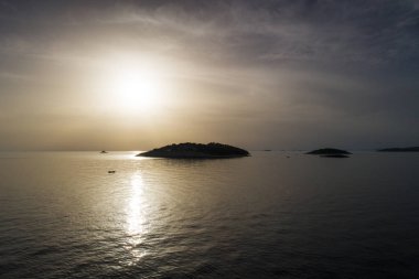 okyanusta adalar üzerinde dramatik gün batımı 