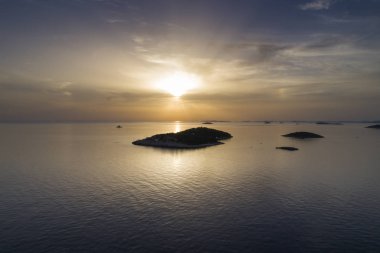 okyanusta adalar üzerinde dramatik gün batımı 