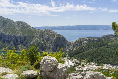 gündüz dağların içinden akan nehir görünümü 