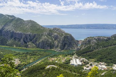 gündüz dağların içinden akan nehir görünümü 