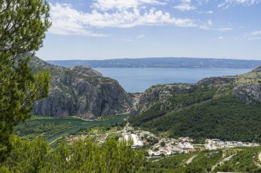 gündüz dağların içinden akan nehir görünümü 