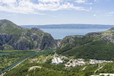 gündüz dağların içinden akan nehir görünümü 