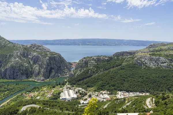 gündüz dağların içinden akan nehir görünümü 