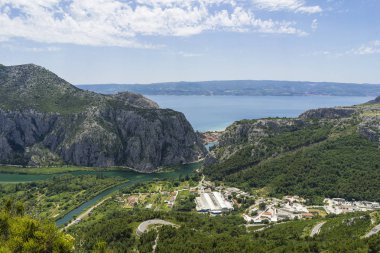 gündüz dağların içinden akan nehir görünümü 