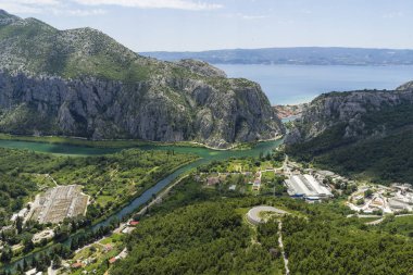 gündüz dağların içinden akan nehir görünümü 