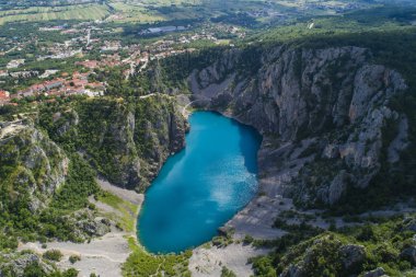 Gündüzleri dağlarla çevrili gölün havadan görünümü  