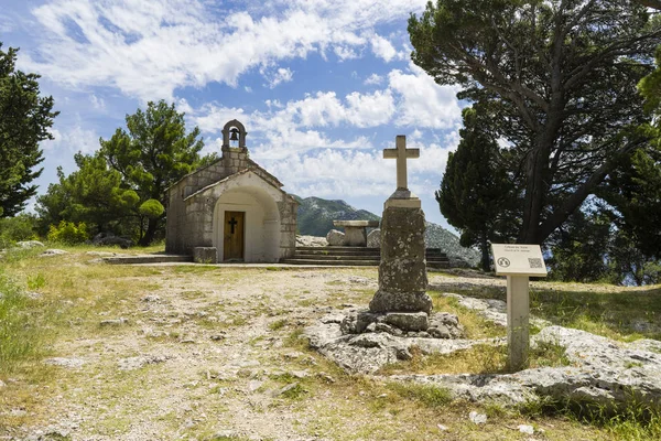 Vista Del Santuario Cristiano Con Croce Lapidata — Foto Stock