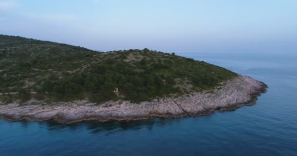 Widok Pół Wyspy Otoczone Spokojnym Morzem Ciągu Dnia — Wideo stockowe