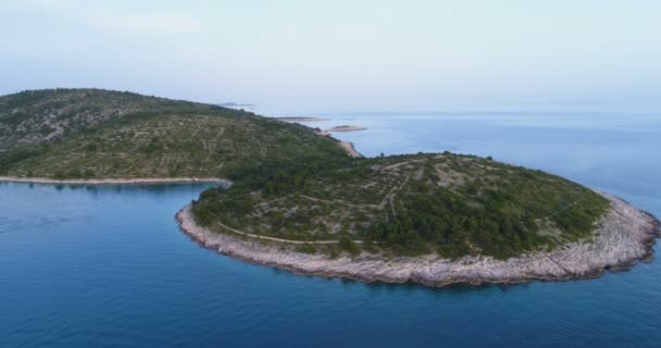 Vue Sur Une Demi Île Entourée Mer Calme Pendant Journée — Video