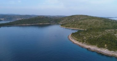 Gündüzleri sakin deniz ile çevrili yarım adanın görünümü 