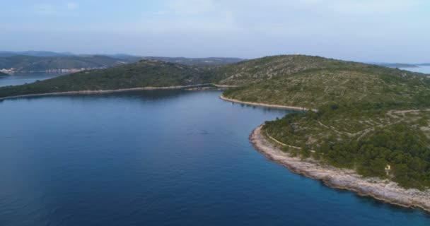 Vista Meia Ilha Cercada Por Mar Calmo Durante Dia — Vídeo de Stock