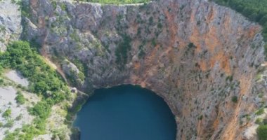 Gündüzleri dağlarla çevrili gölün havadan görünümü  