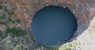 Gündüzleri dağlarla çevrili gölün havadan görünümü  