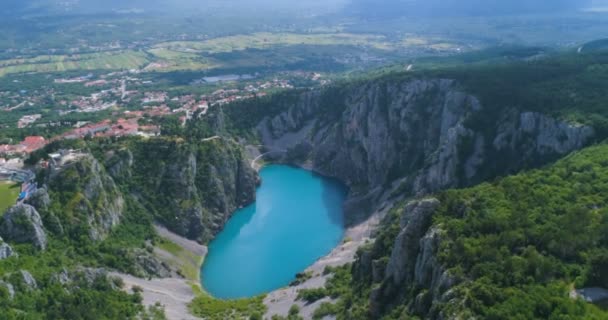 Vista Aérea Lago Cercado Por Montanhas Durante Dia — Vídeo de Stock