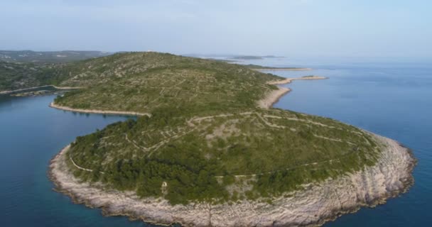 Utsikt Över Half Island Omgiven Lugna Havet Dagtid — Stockvideo