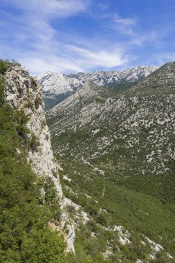 Gündüzleri kayalık dağın muhteşem manzarası