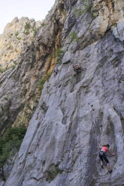 Starigrad Paklenica, Sibenik / Hırvatistan - 17 08 2019, Velebit Dağları 'nda güneşli güzel bir gün, insanlar yürüyüş ve açık havaya tırmanıyor.