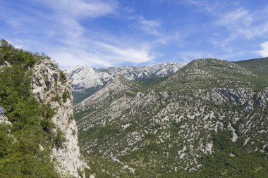 Gündüzleri kayalık dağın muhteşem manzarası
