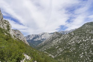 Gündüzleri kayalık dağın muhteşem manzarası