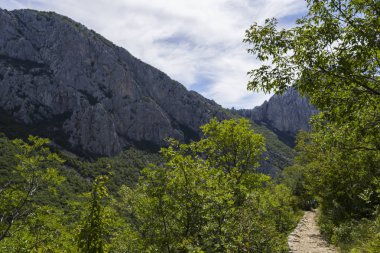 Gündüzleri kayalık dağın muhteşem manzarası