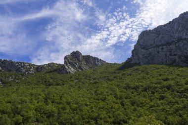 Gündüzleri kayalık dağın muhteşem manzarası