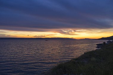 Akşamları nehrin üzerinde gün batımı
