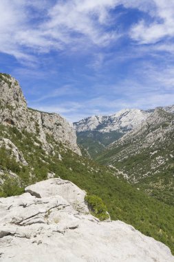 Gündüzleri kayalık dağın muhteşem manzarası