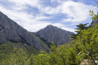 Gündüzleri kayalık dağın muhteşem manzarası