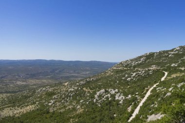 Karadağ ile Kosova arasındaki dağların üzerinden bulutlu bir gökyüzü