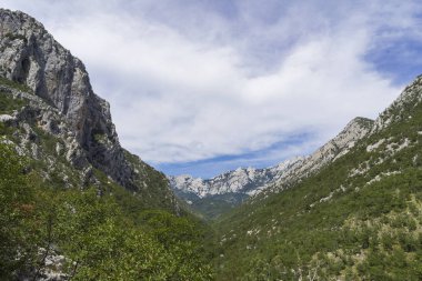 Gündüzleri kayalık dağın muhteşem manzarası