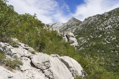 Gündüzleri kayalık dağın muhteşem manzarası