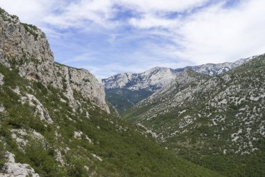 Gündüzleri kayalık dağın muhteşem manzarası