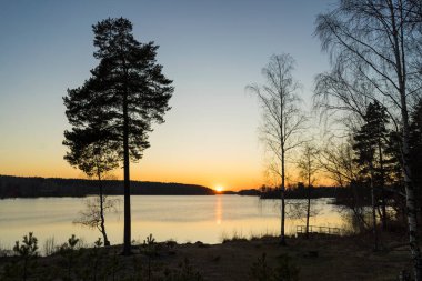 Denizin üzerinde güzel bir gün batımı
