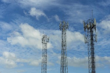 Mavi gökyüzü arkaplanı ve antenli cep telefonu iletişim kulesi iletim sinyali