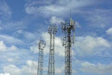 Mavi gökyüzü arkaplanı ve antenli cep telefonu iletişim kulesi iletim sinyali